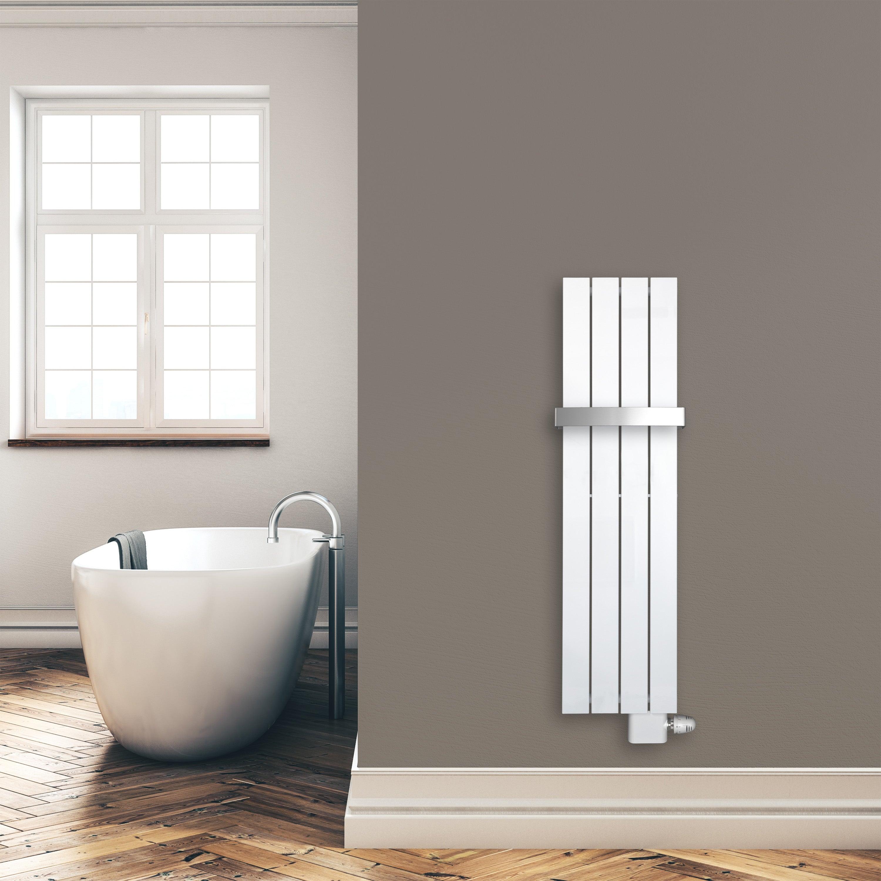 Flachheizkörper 1200 x 298 mm mit Handtuchstange Anschluss rechts versetztem Mittelanschluss flach Montagebeispiel - heizkoerper.shop
