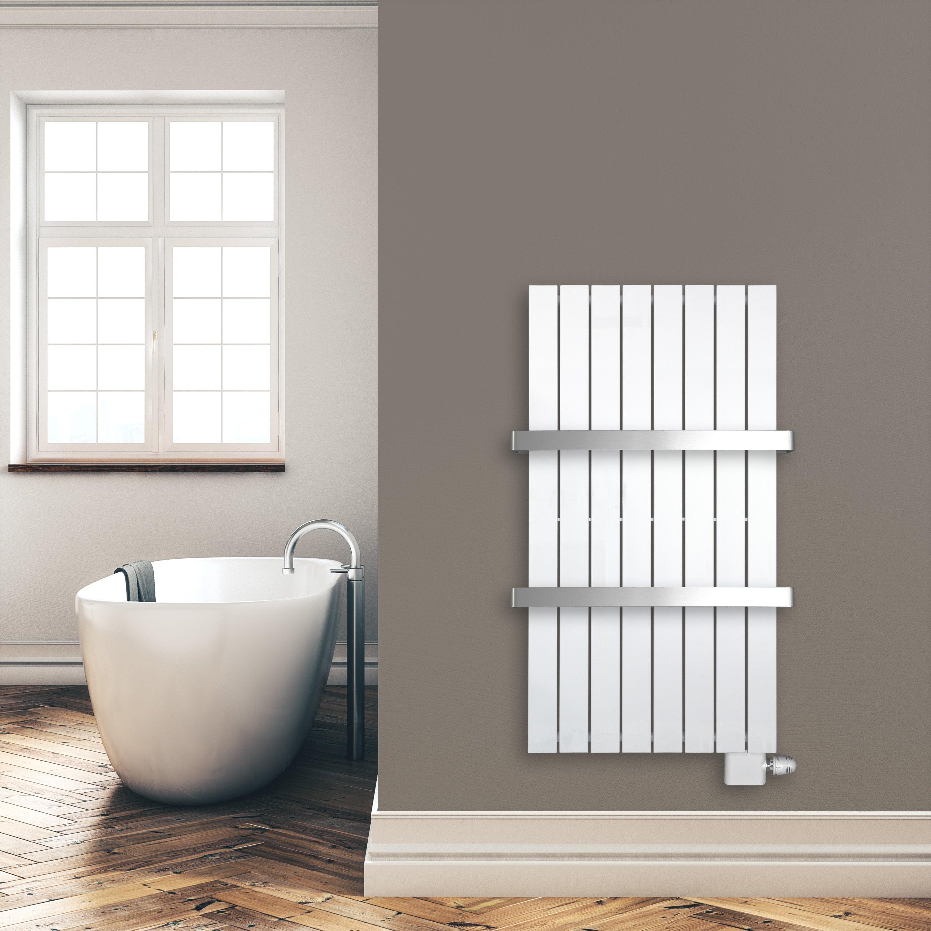 Flachheizkörper 1200 x 602 mm mit 2 Handtuchstangen Anschluss rechts versetztem Mittelanschluss flach Montagebeispiel - heizkoerper.shop