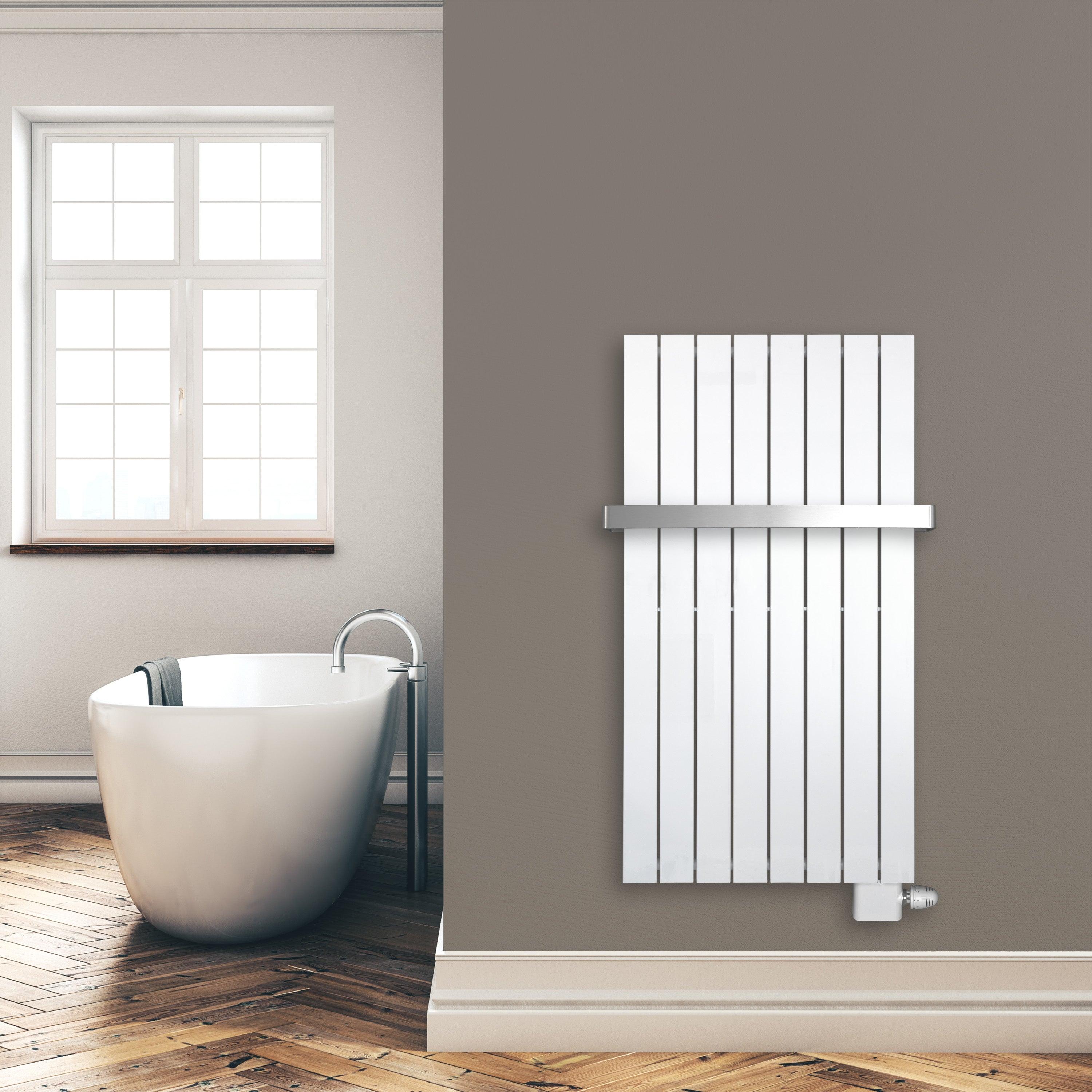 Flachheizkörper 1200 x 602 mm mit Handtuchstange Anschluss rechts versetztem Mittelanschluss flach Montagebeispiel - heizkoerper.shop