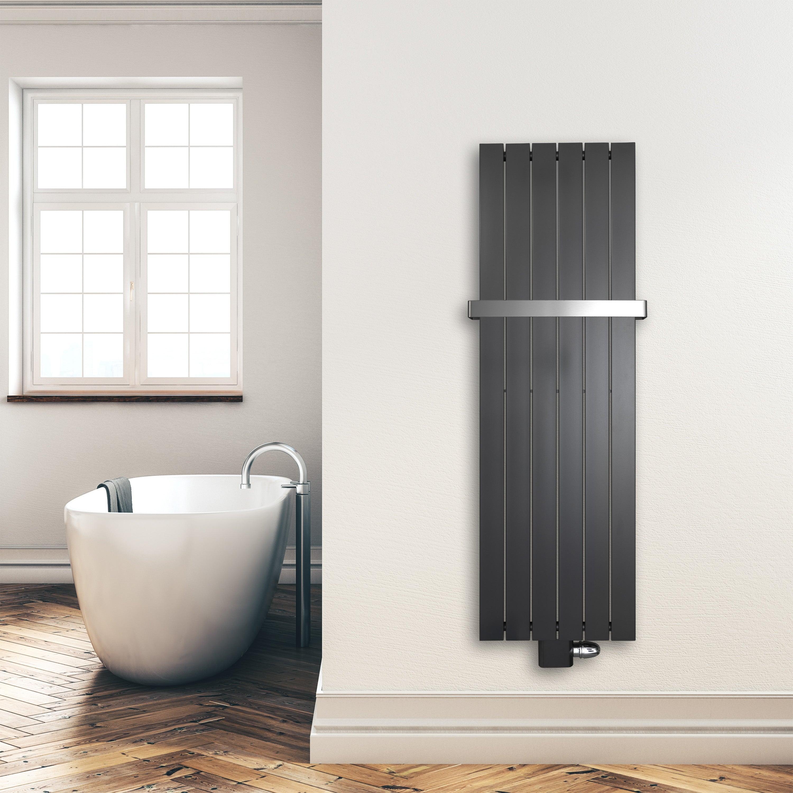 Design Paneelheizkörper 1500 x 450 vertikal mit Handtuchstange anthrazit Heizkörper Badheizkörper flach Montagebeispiel - heizkoerper.shop