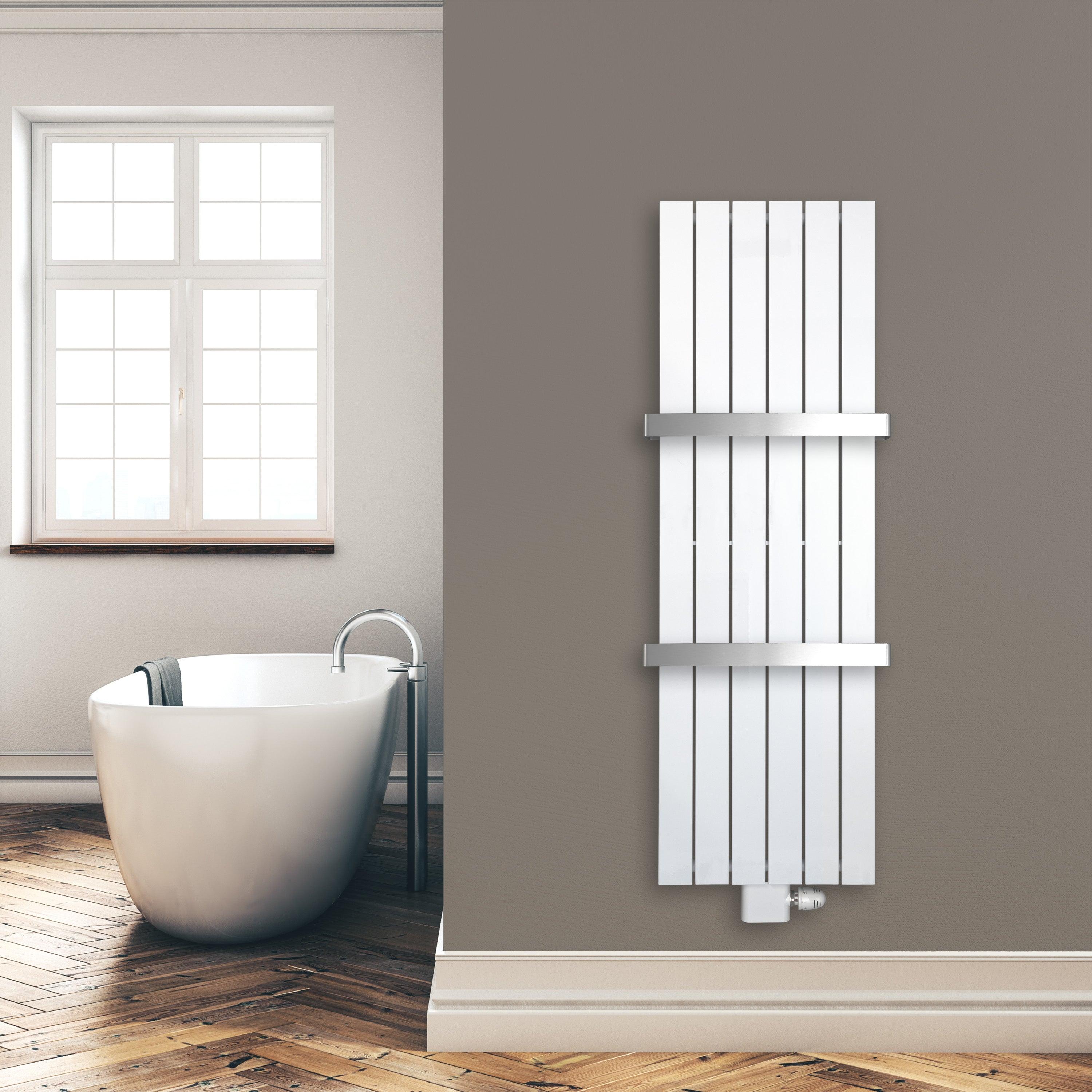 Flachheizkörper 1500 x 450 mm mit Mittelanschluss inklusive 2 Handtuchstangen weiß Heizkörper Badheizkörper flach Badezimmer Heizung Montagebeispiel - heizkoerper.shop