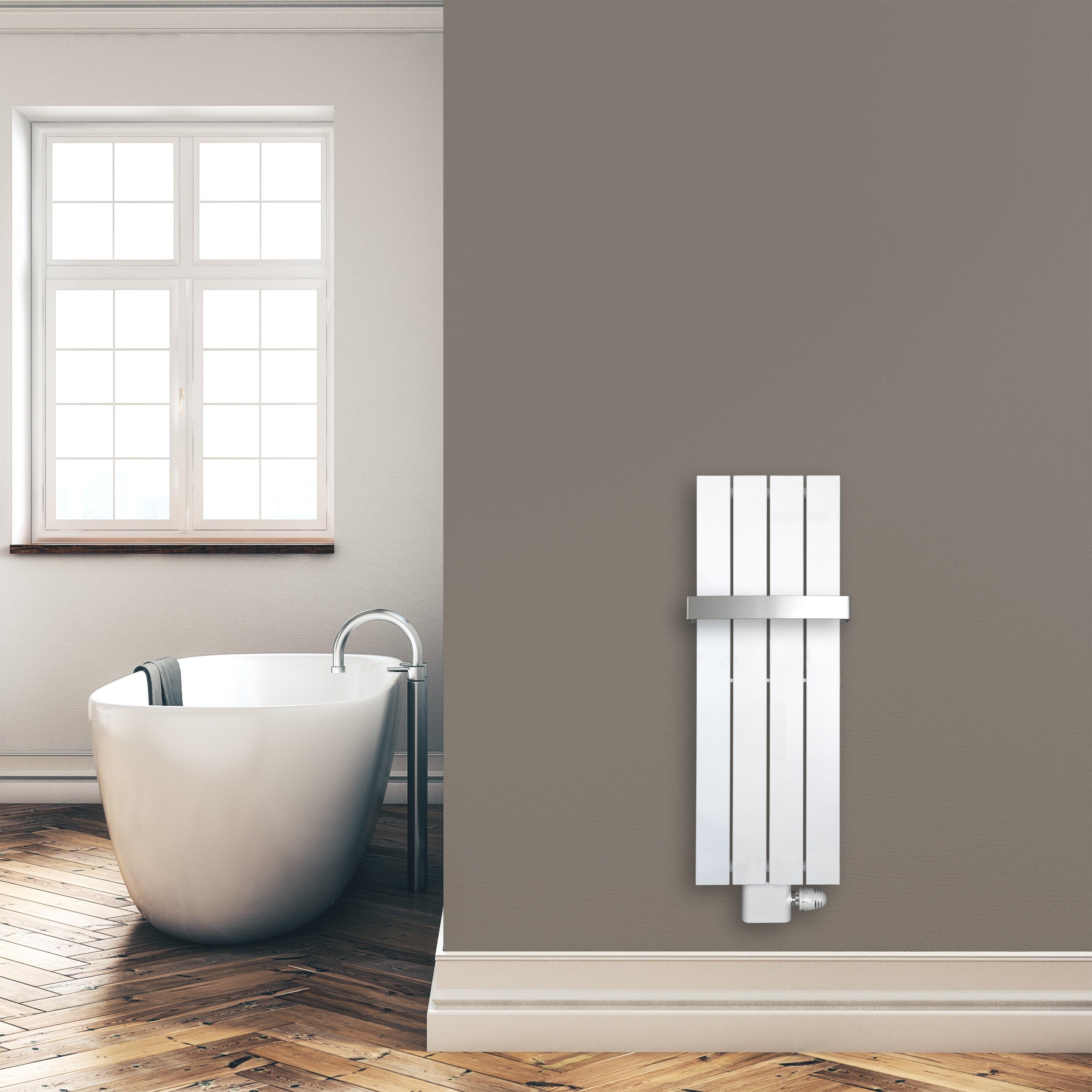 Flachheizkörper 900 x 298 mm mit Mittelanschluss inklusive Handtuchstange weiß Heizkörper Badheizkörper flach Badezimmer Heizung Montagebeispiel - heizkoerper.shop