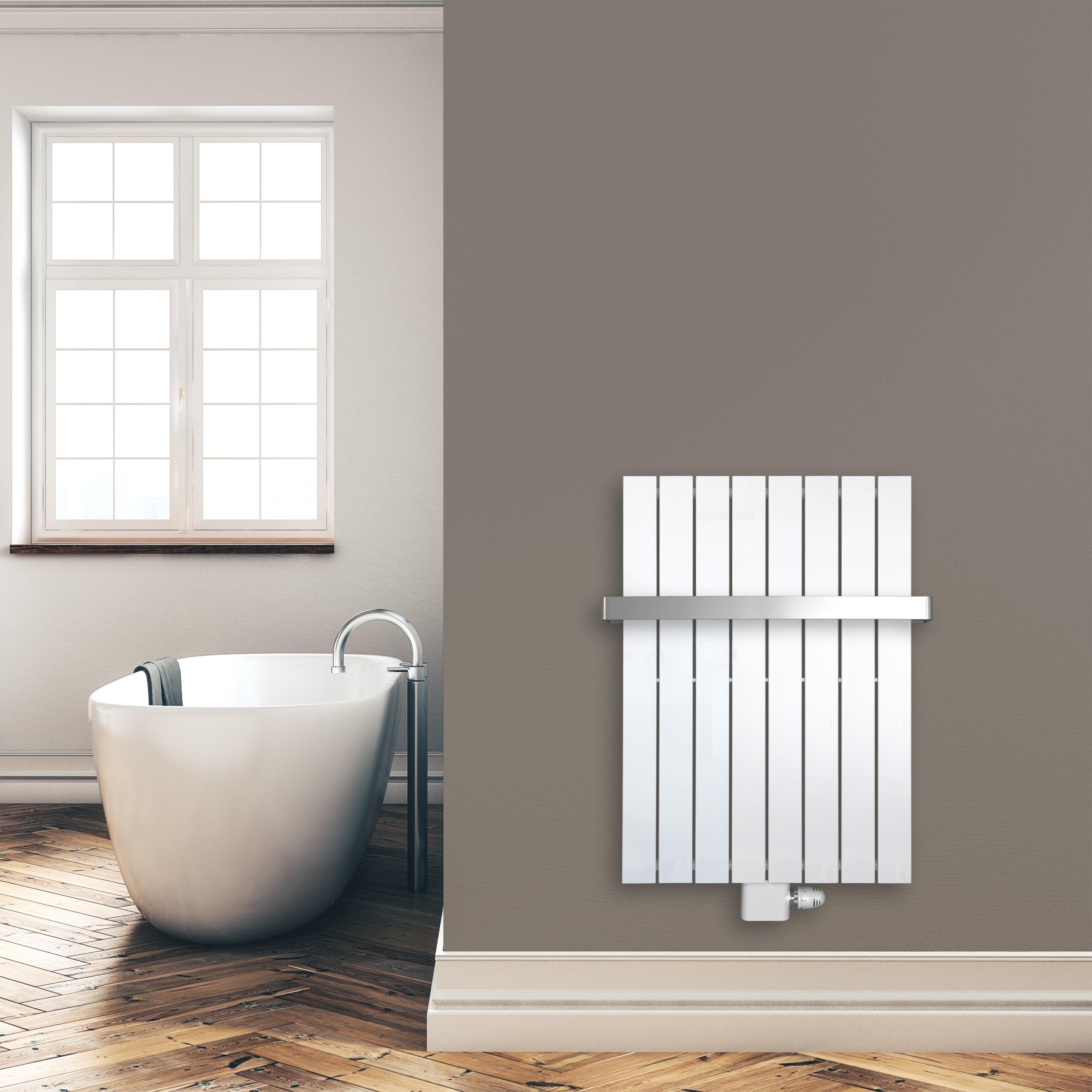 Flachheizkörper 900 x 602 mm mit Mittelanschluss inklusive Handtuchstange weiß Heizkörper Badheizkörper flach Badezimmer Heizung Montagebeispiel - heizkoerper.shop